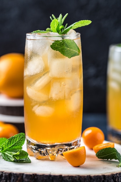 Cocktail de verão fresco com suco de laranja e cubos de gelo. Copo de refrigerante de laranja