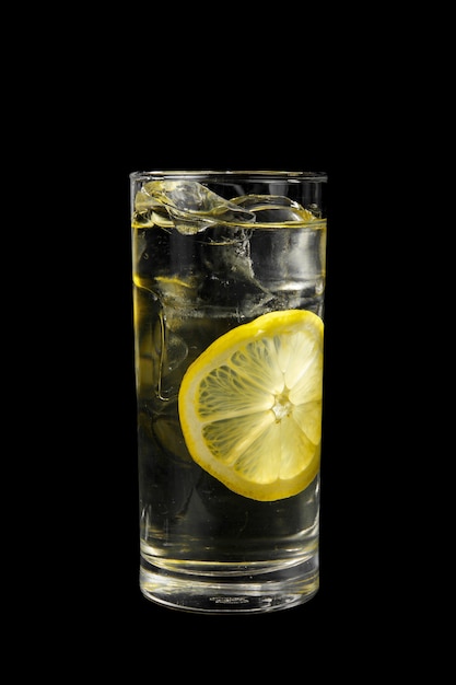 Foto cocktail de verão na parede preta isolada