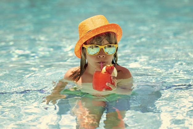 Cocktail de verão para crianças Menino feliz na piscina Férias de verão para crianças