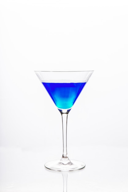 Cocktail de vidro com álcool azul