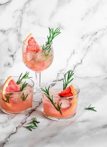 Cocktail de vodka de toranja e alecrim em um fundo de mármore claro Delicioso aperitivo