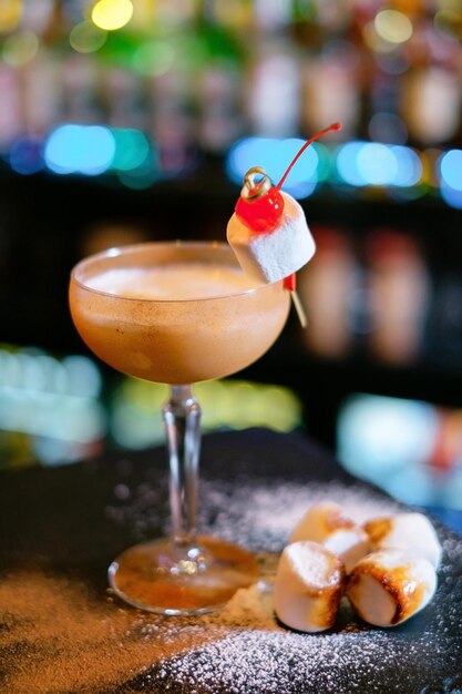 Cocktail dekoriert mit Marshmallows