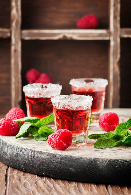 Cocktail doce vermelho com hortelã e framboesa