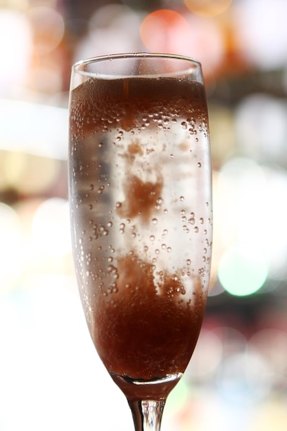 Foto cocktail em uma taça de champanhe em um bar