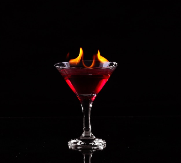 Cocktail flamejante sobre preto