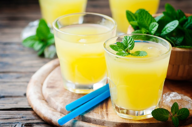 Cocktail fresco amarelo com hortelã e gelo