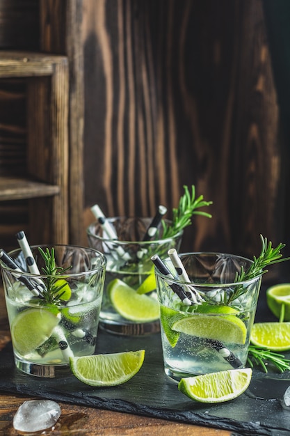 Cocktail fresco com limão, gelo e alecrim