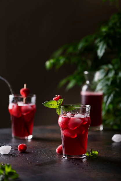 Cocktail fresco de verão frio com framboesa, menta e gelo. conceito de bar e