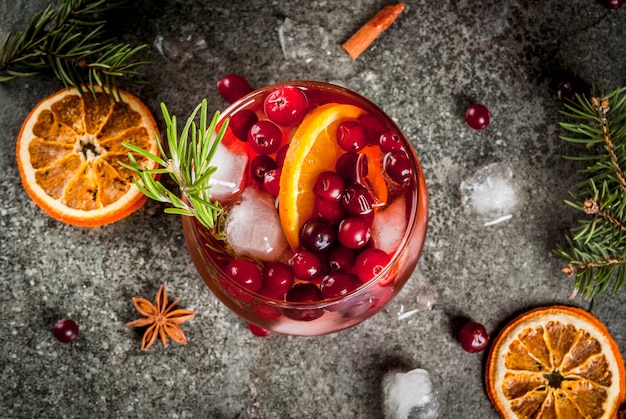 Cocktail frio com cranberries, laranja, alecrim e especiarias