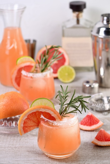 Cocktail frischer Limette und Rosmarin kombiniert mit frischem Grapefruitsaft und Tequila