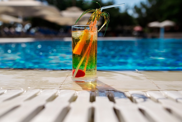 Cocktail gegen Pool.