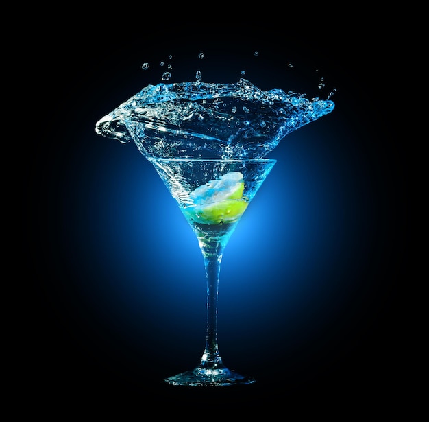 Cocktail im Glas mit Spritzern und Zitrone auf dunklem Hintergrund Party Club Unterhaltung gemischtes Licht