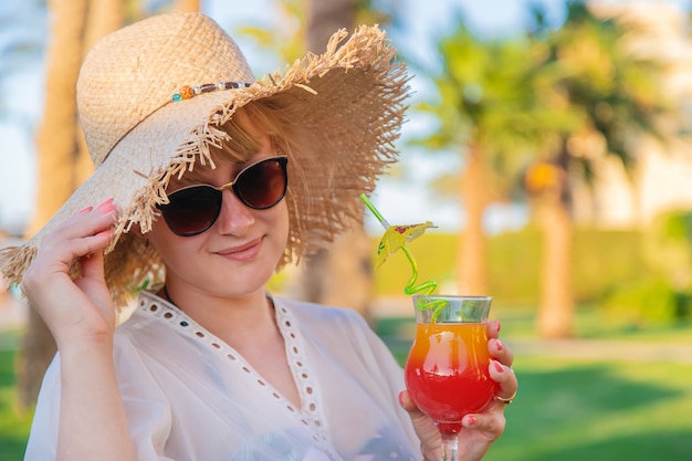 Cocktail in den Händen einer Frau