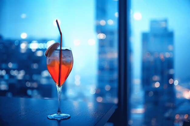 Foto cocktail in einem modernen restaurant / glas mit einem hellen cocktail im modischen interieur, serviert im restaurant, nachtclub