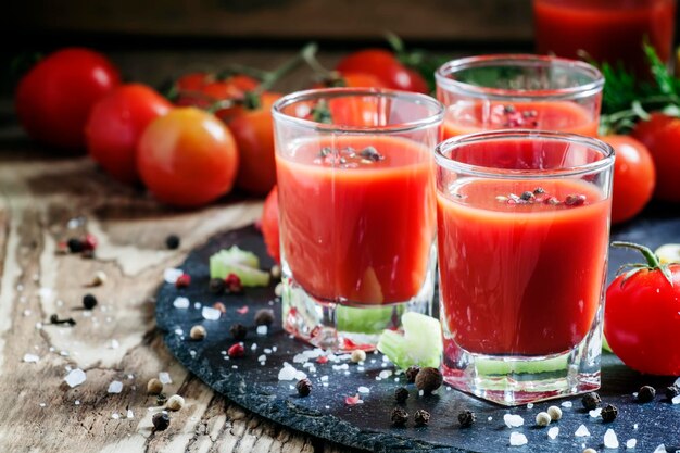 Cocktail Kamikaze com foco seletivo de suco de tomate e especiarias