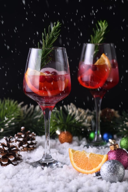 Cocktail Margarita com cranberries, laranja e alecrim. Um coquetel perfeito para uma festa de Natal