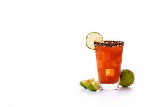 Cocktail michelada caseiro com sumo de lima de cervejamolho quente Aro salgado e sumo de tomate isolado