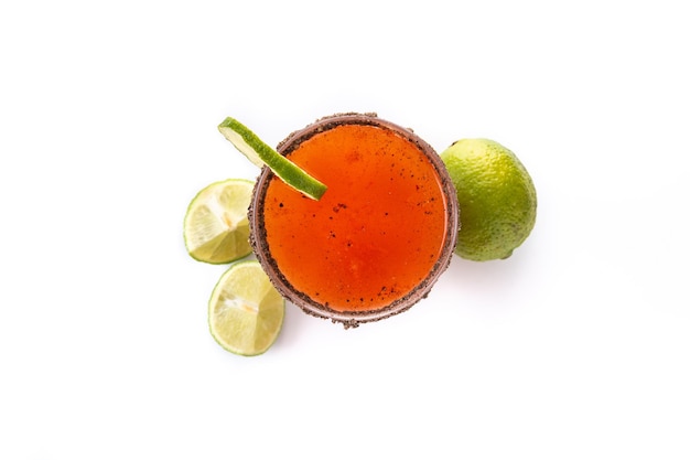 Cocktail michelada caseiro com sumo de lima de cervejamolho quente Aro salgado e sumo de tomate isolado