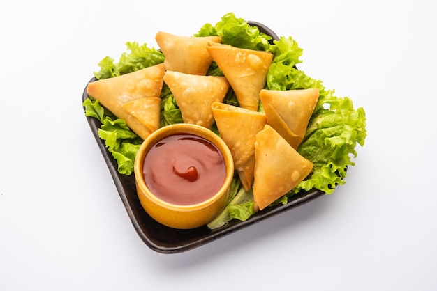 Cocktail mini triângulo samosa feito com patti ou tira, popular lanche caseiro da Índia