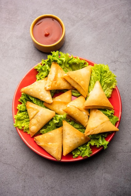 Cocktail mini triângulo samosa feito com patti ou tira, popular lanche caseiro da Índia