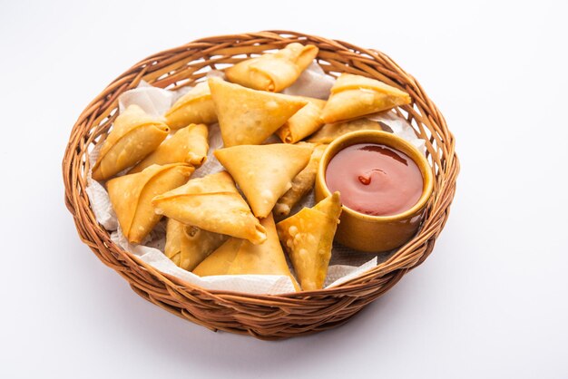 Cocktail mini triângulo samosa feito com patti ou tira, popular lanche caseiro da Índia