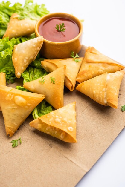 Cocktail mini triângulo samosa feito com patti ou tira, popular lanche caseiro da Índia