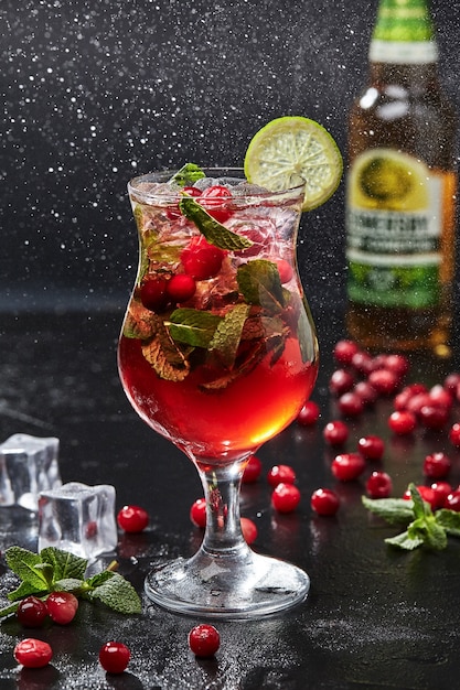 Cocktail mit Apfelwein Preiselbeeren Minze und Limette