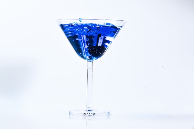 Cocktail mit blauer Flüssigkeit im Glas