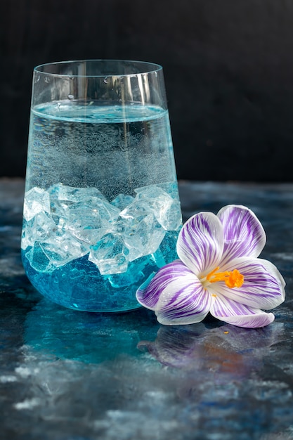 Cocktail mit Blauschimmel und Eis.