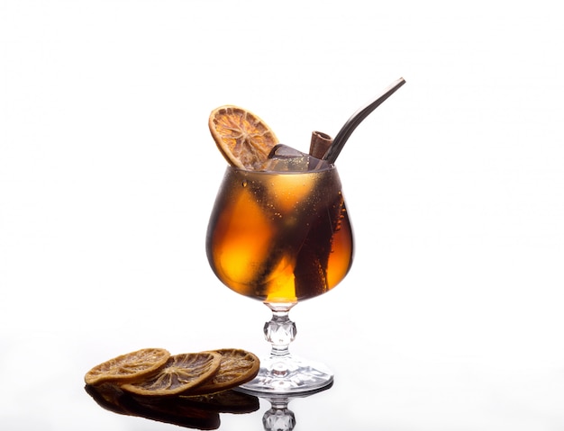 Cocktail mit Cola Soda, Eis, Zimt und Zitrone