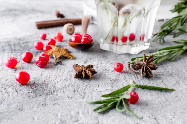 Cocktail mit Cranberry, Rosmarin und Eis