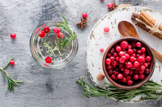 Cocktail mit Cranberry, Rosmarin und Eis