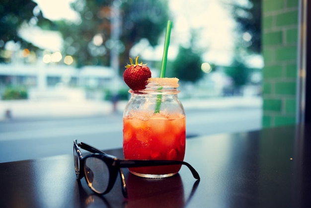 Cocktail mit einer Strohhalmnahaufnahmefreizeitrestaurant-Sommerkommunikation
