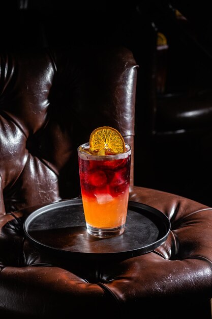 Foto cocktail mit eis auf einer dunklen hintergrundbar