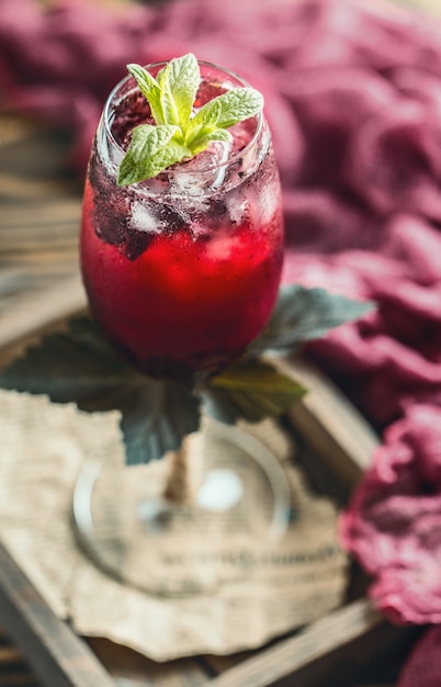 Cocktail mit frischen Johannisbeeren. Frischer Sommercocktail mit Johannisbeeren und Eiswürfeln.