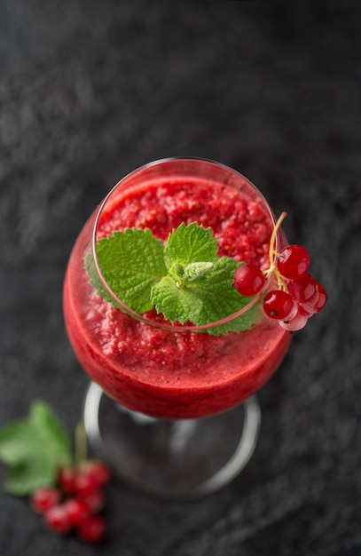 Cocktail mit frischen Johannisbeeren