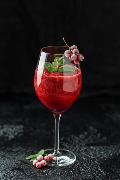 Cocktail mit frischen Johannisbeeren