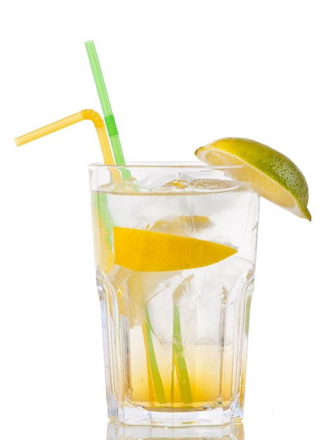 Cocktail mit Gin und Orange mit Eis auf weißem Hintergrund