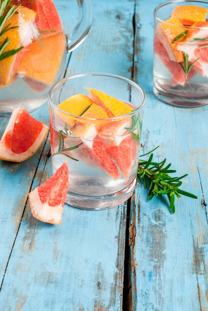 Cocktail mit Grapefruit und Rosmarin