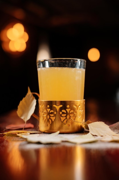 Cocktail mit Herbstlaub