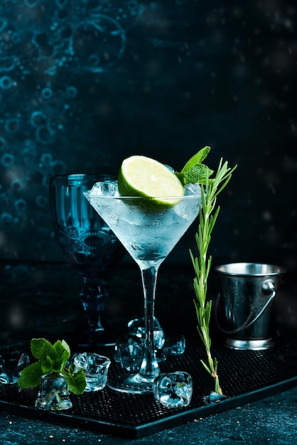 Cocktail mit Kalk und Rosmarin auf einem schwarzen Steinhintergrund Menüleiste