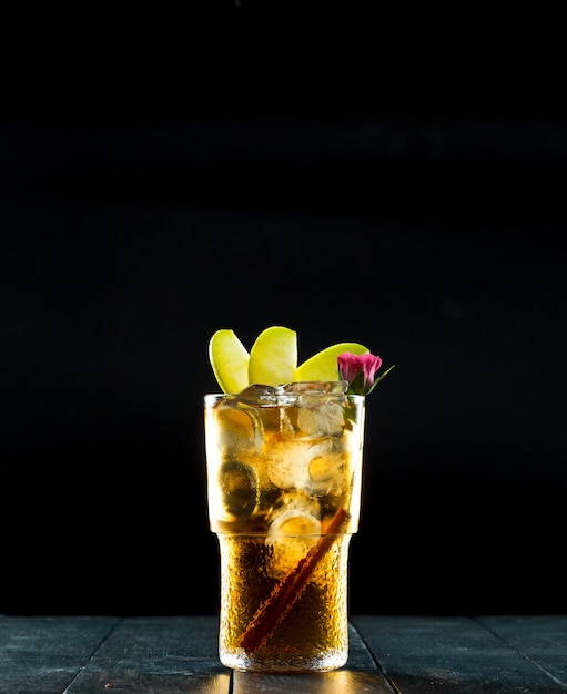 Cocktail mit Limette