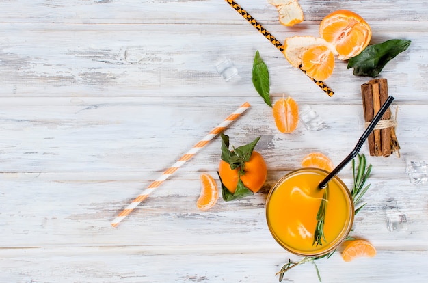 Foto cocktail mit mandarinen, saft und eis