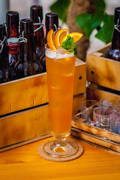 Cocktail mit Minze und Orangenscheibe
