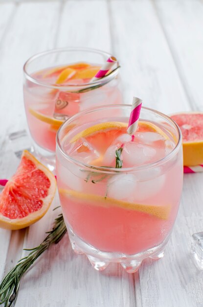 Cocktail mit Pampelmusenscheibe auf einem Holztisch