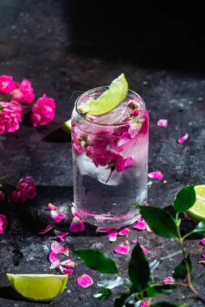 Cocktail mit Rose und Limette in einem Glas