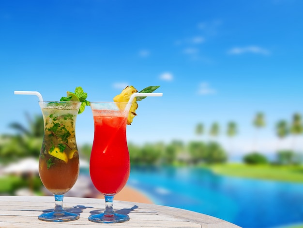 Cocktail mit Unschärfestrand auf Hintergrund