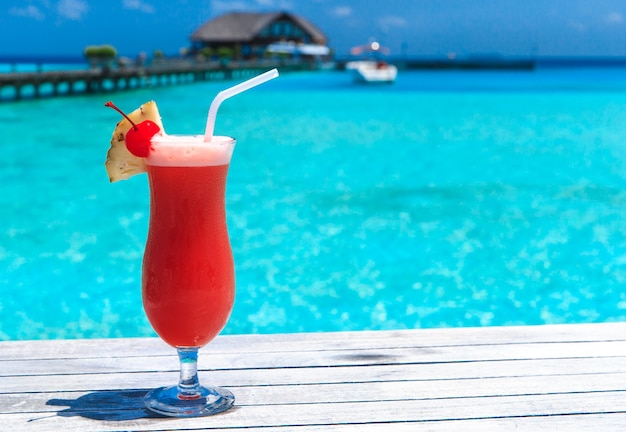 Cocktail mit verschwommenem Strand