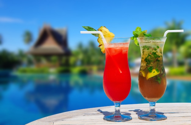 Cocktail mit verschwommenem Strand