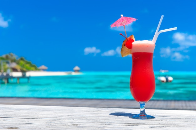 Cocktail mit verschwommenem Strand